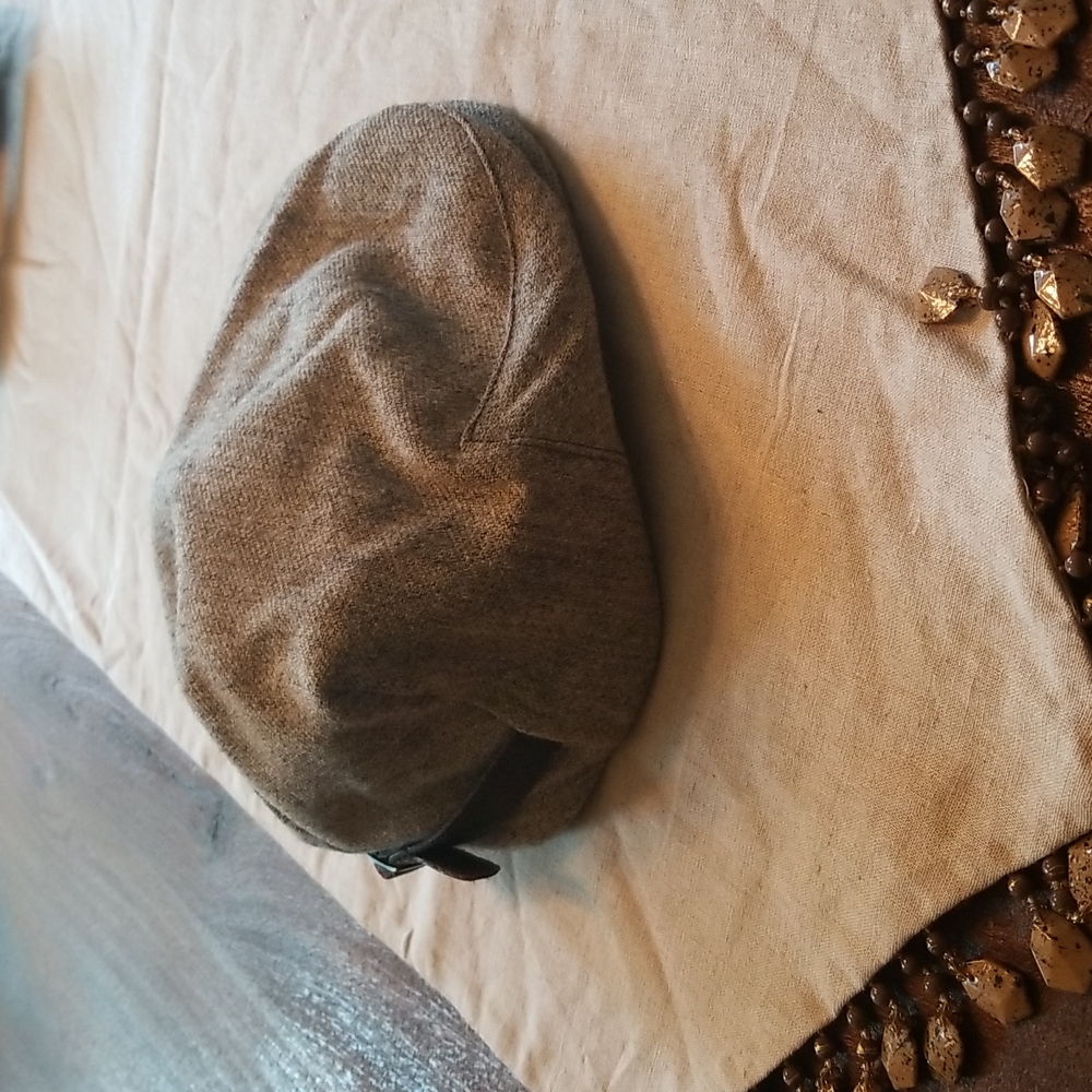 Goorin Bros paperboy hat. Great used condition. Lightly worn. Size xl